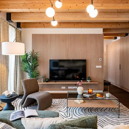 Days - Luxurious 3bdr Maisonette W Ac & Balcony & Desk شقة براغ