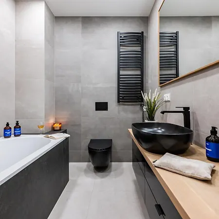 شقة Days - Luxurious 3bdr Maisonette W Ac & Balcony & Desk *