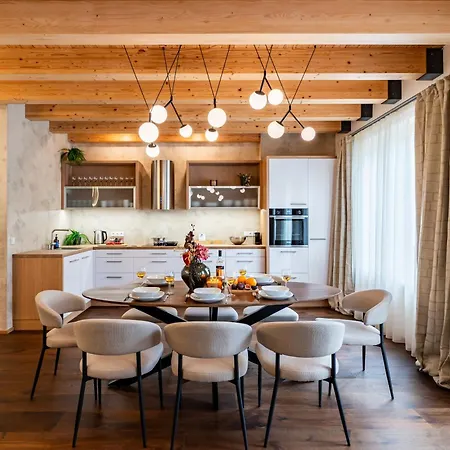 Days - Luxurious 3bdr Maisonette W Ac & Balcony & Desk Prag
