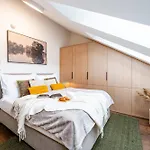 Days - Luxurious 3bdr Maisonette W Ac & Balcony & Desk Prague