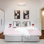 Apartment Days - Luxurious 3bdr Maisonette W Ac & Balcony & Desk Prague