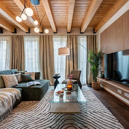 Apartamento Days - Luxurious 3bdr Maisonette W Ac & Balcony & Desk